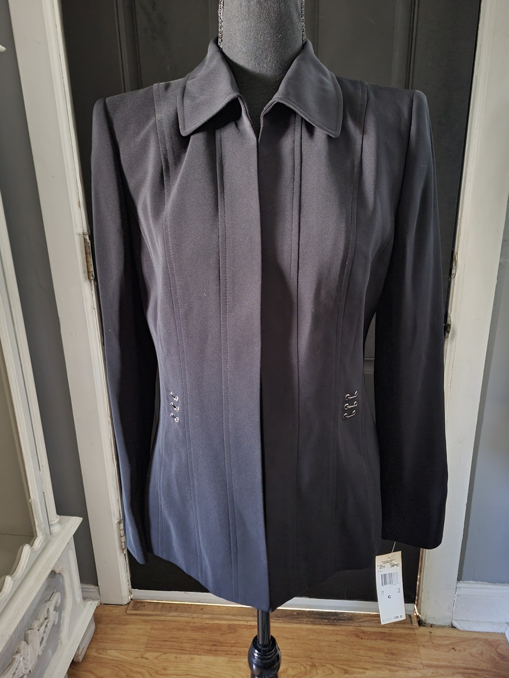 Kasper Black Tailored Women's Blazer with Hook-Detail Waist - Picture 2 of 4